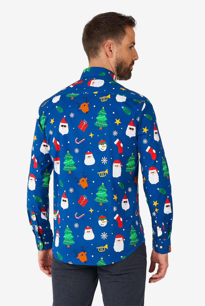 Man draagt ​​blauw kerstsoverhemd met kerstpictogrammen, bekijk vanaf de achterkant