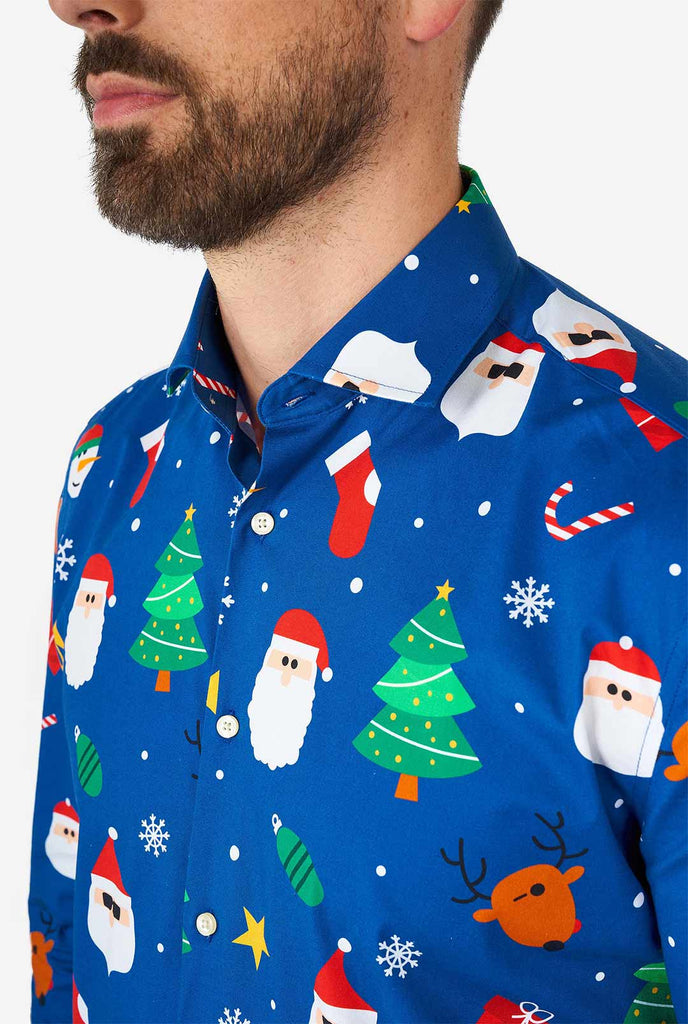 Man draagt ​​blauw kerstshirt met kerstpictogrammen, close -up