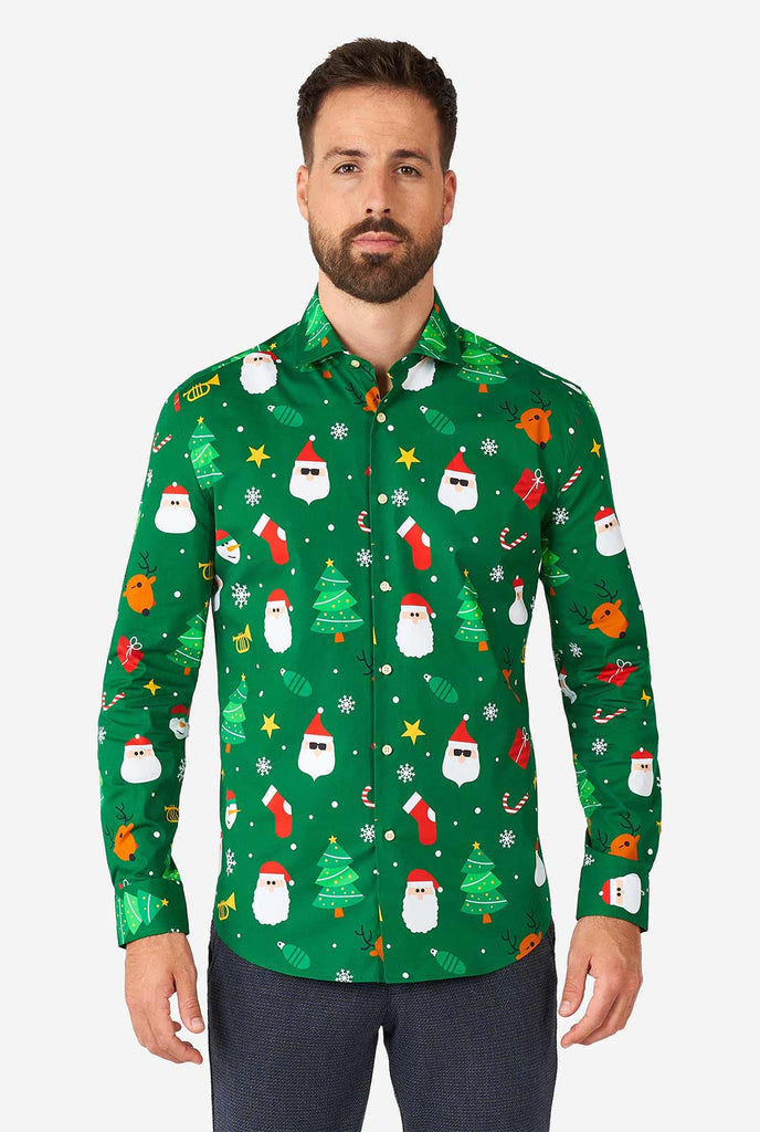 Man draagt ​​groene kerst overhemd met kerstpictogrammen