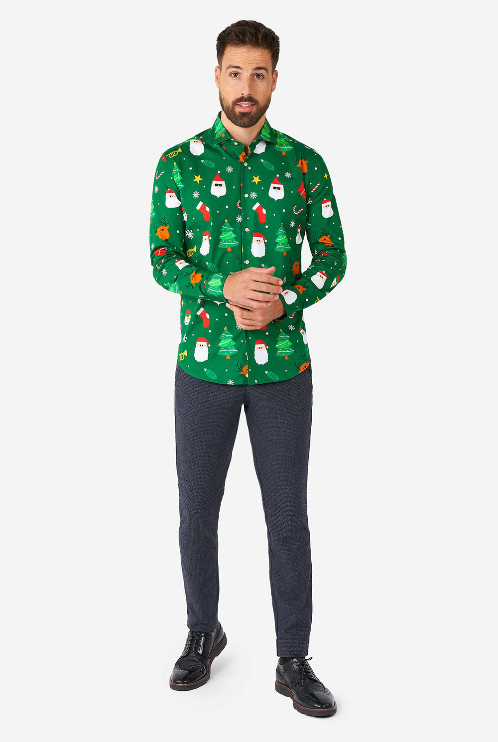 Man draagt ​​groene kerst overhemd met kerstpictogrammen