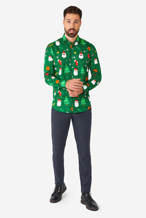 Man draagt ​​groene kerst overhemd met kerstpictogrammen