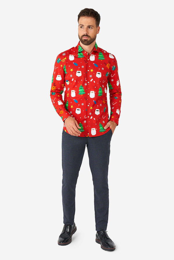 Man draagt ​​een rood kerstsoverhemd met kerstpictogrammen