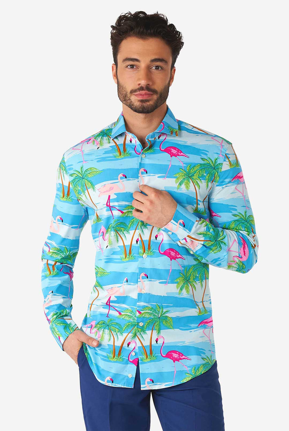 Man draagt ​​Hawaiiaans overhemd met tropische flamingo -print