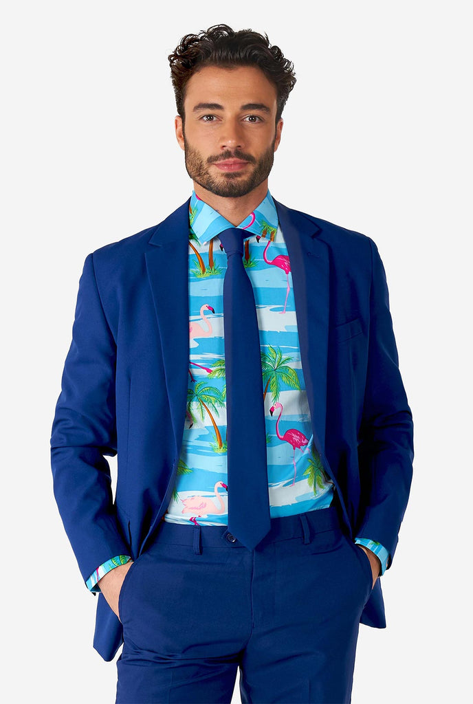 Man draagt ​​Hawaiiaans overhemd met tropische flamingo print een blauw herenpak