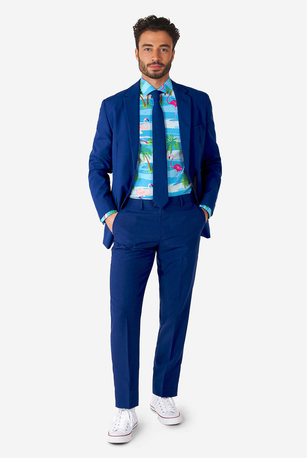 Man draagt ​​Hawaiiaans overhemd met tropische flamingo print een blauw herenpak