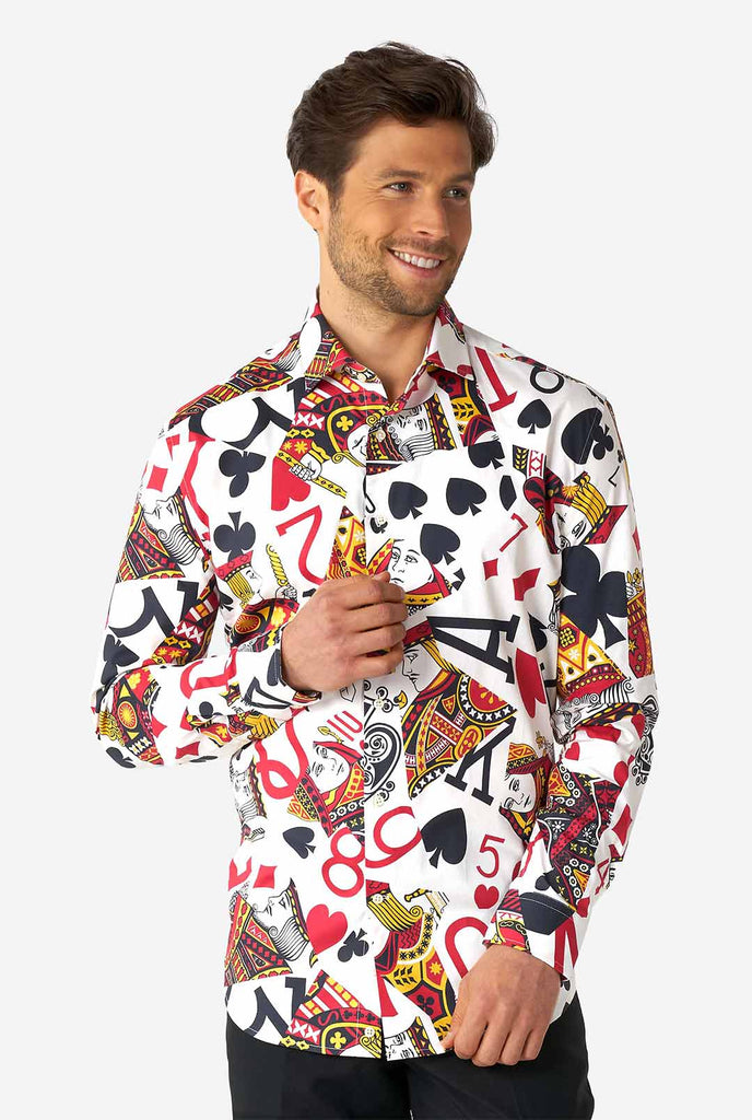 Man draagt ​​een overhemd met speelkaartafdruk