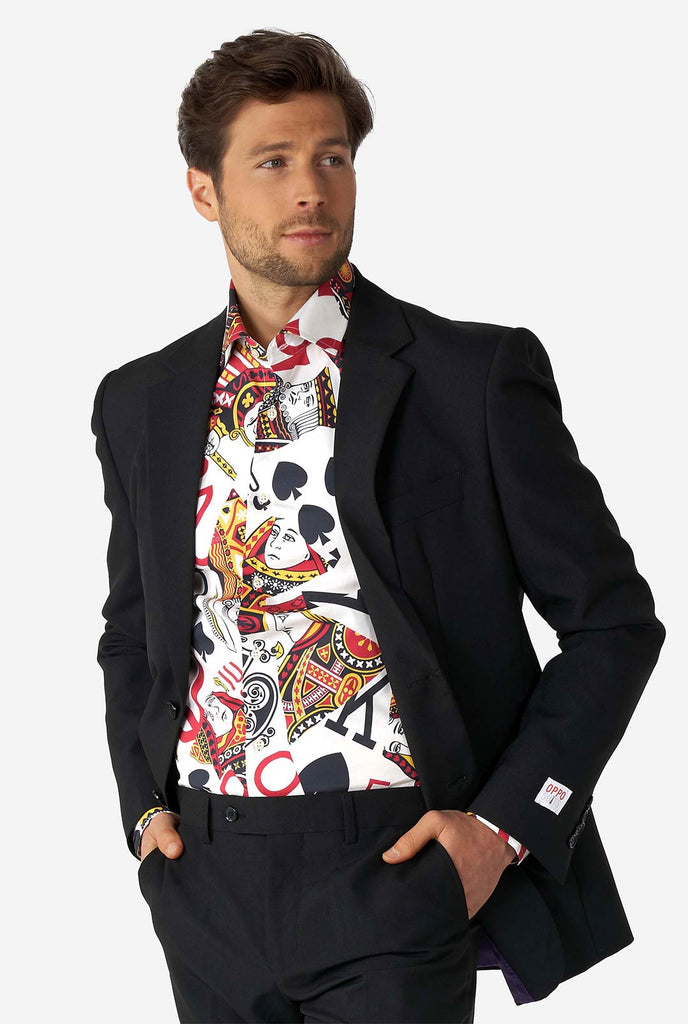 Man draagt ​​een overhemd met speelkaartafdruk en zwarte herenpak