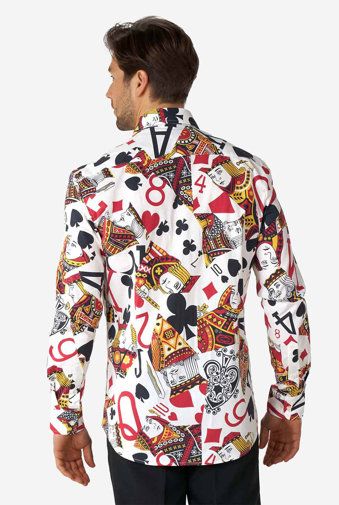 Man draagt ​​een overhemd met speelkaartafdruk, VIE van de achterkant