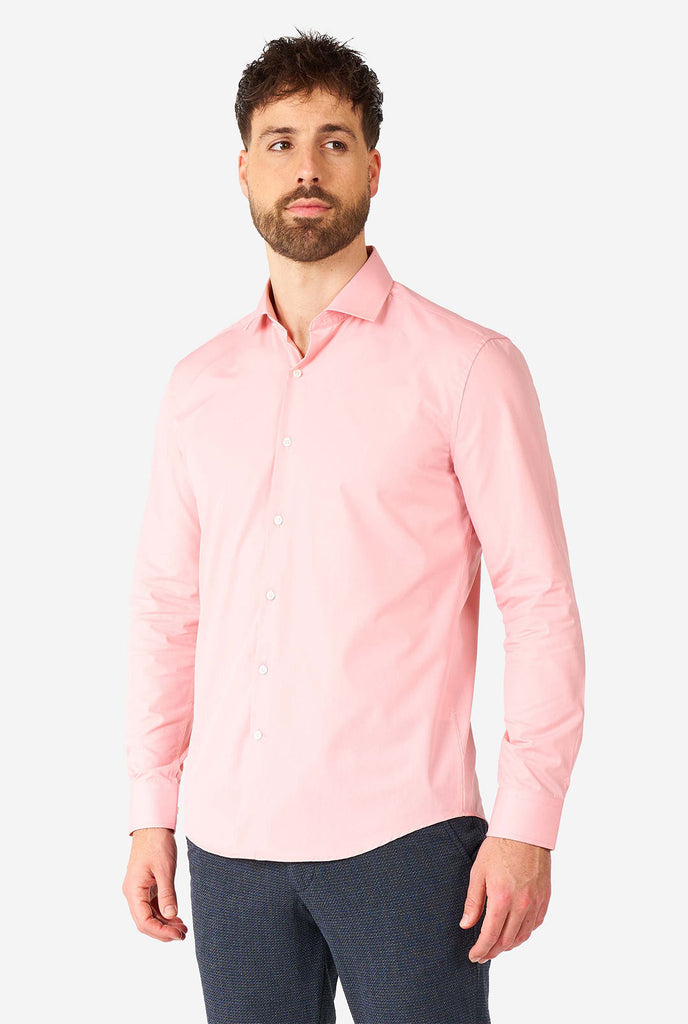 Man draagt ​​een zacht roze overhemd
