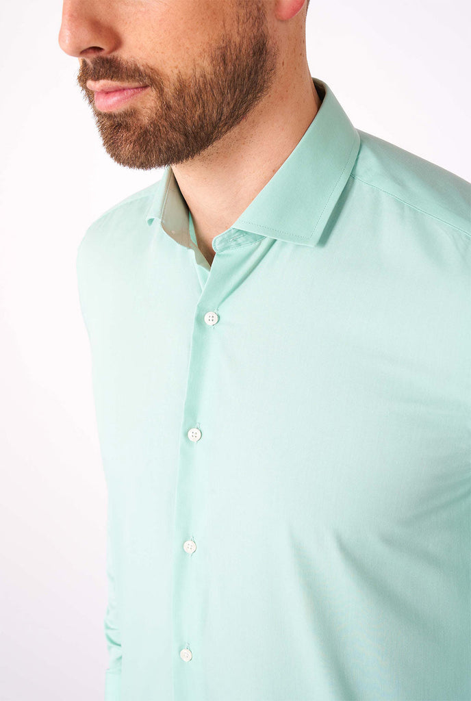 Man draagt ​​mintgroen overhemd, close -up