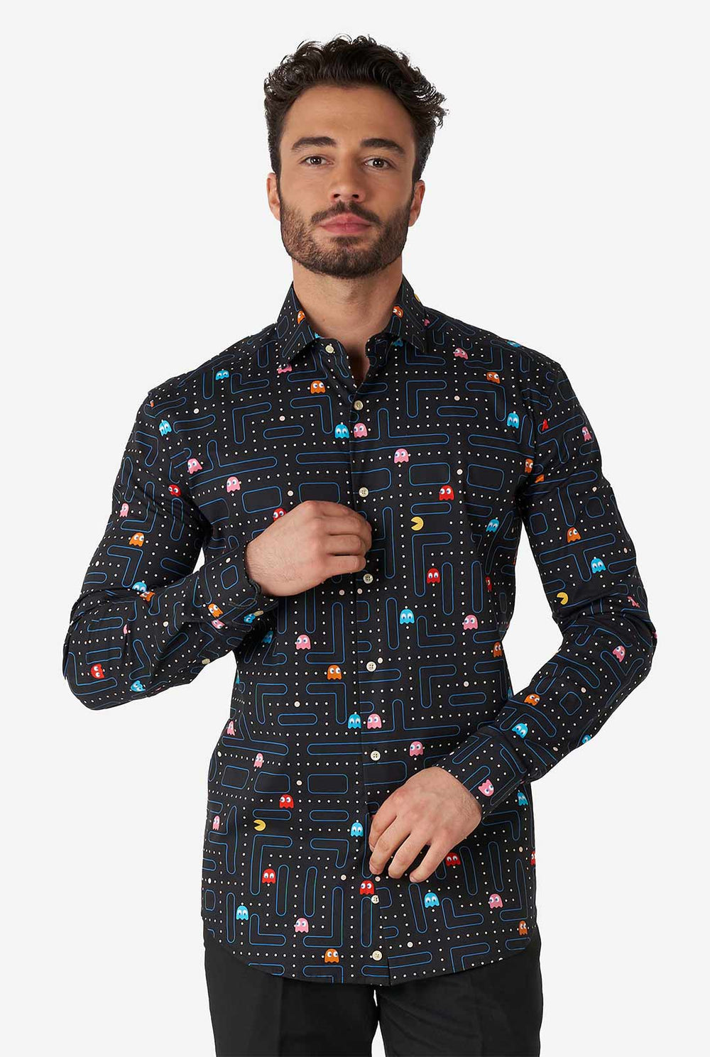 Man draagt ​​een zwart overhemd met pac-man print