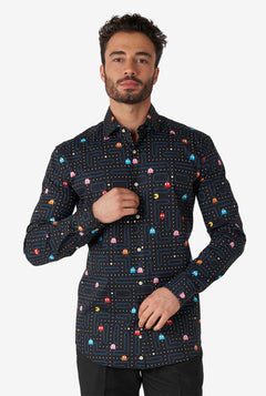 Man draagt ​​een zwart overhemd met pac-man print