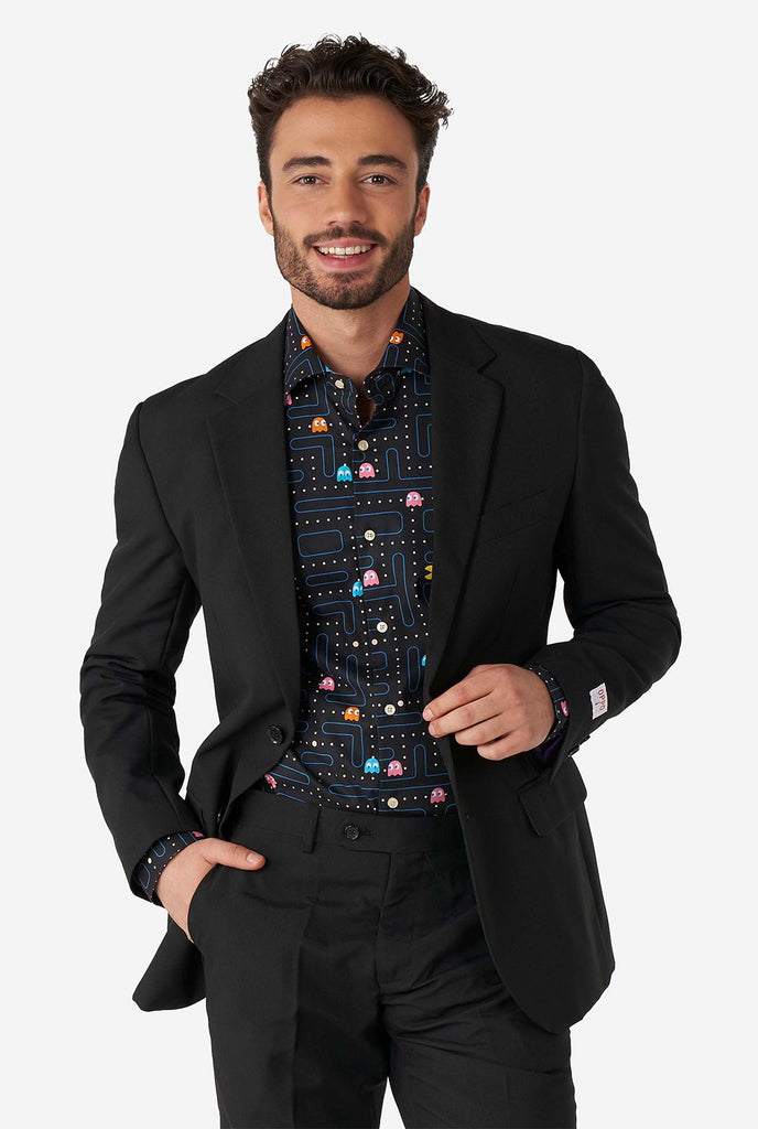 Man draagt ​​een zwart overhemd met pac-man print en zwarte herenpak