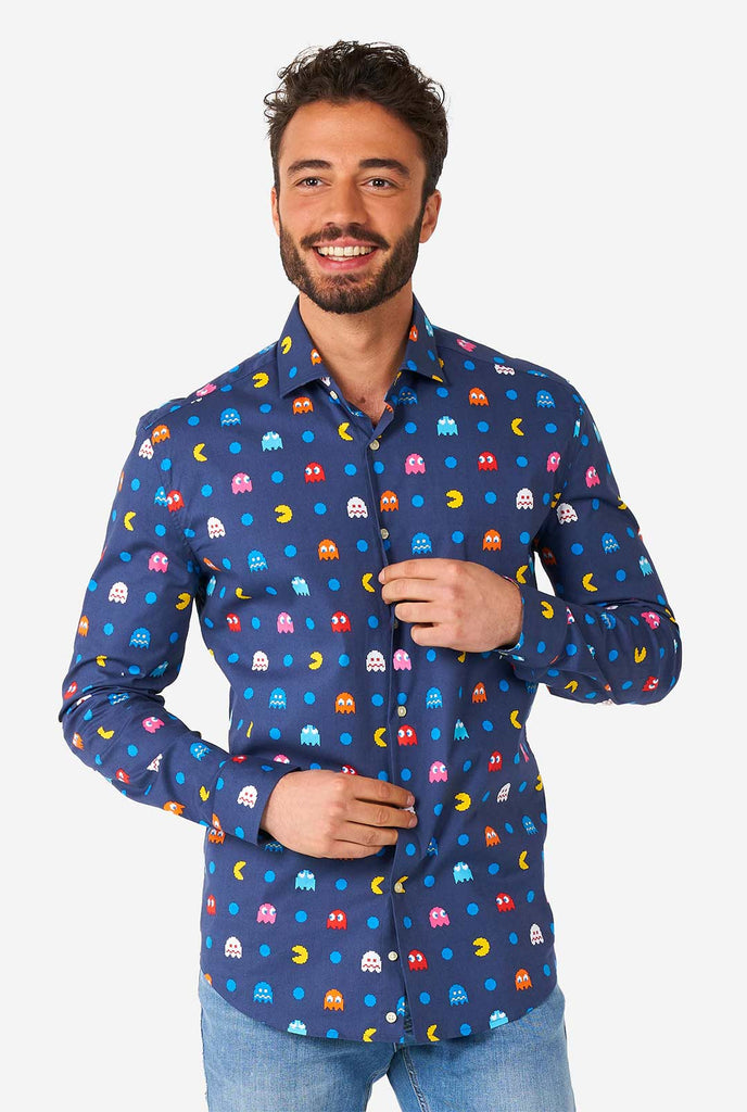 Man draagt ​​een blauw overhemd met pac-man iconen