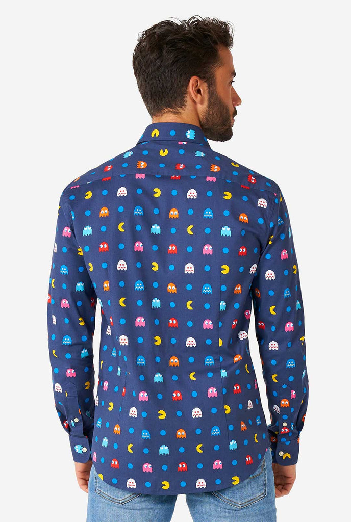 Man draagt ​​een blauw overhemd met pac-man pictogrammen, bekijk vanaf de achterkant