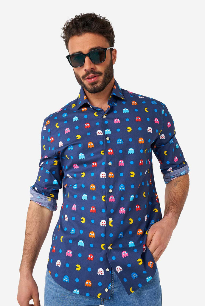 Man draagt ​​een blauw overhemd met pac-man iconen