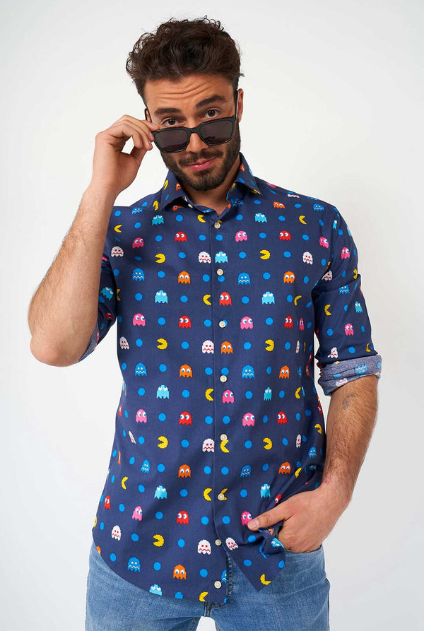 Man draagt ​​een blauw overhemd met PAC -man iconen