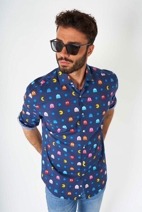 Man draagt ​​een blauw overhemd met pac-man iconen