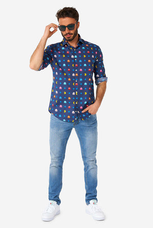 Man draagt ​​een blauw overhemd met pac-man iconen