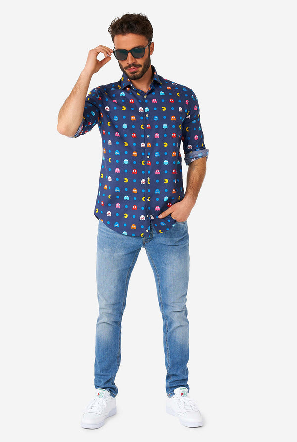 Man draagt ​​een blauw overhemd met pac-man iconen