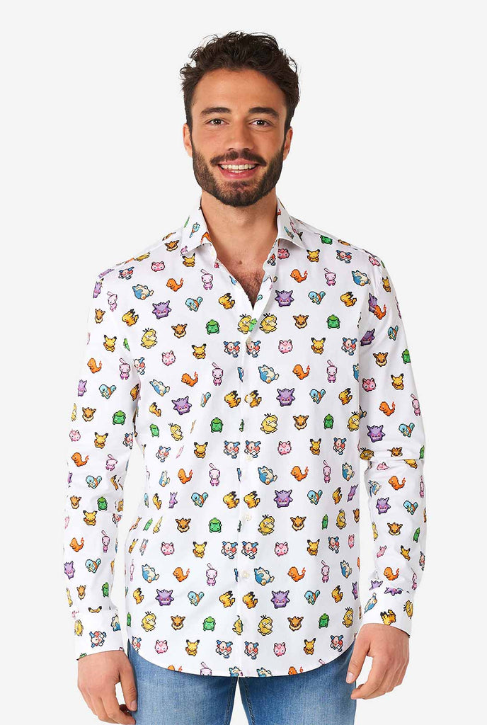 Man draagt ​​een wit overhemd met Pokemon -pictogrammen