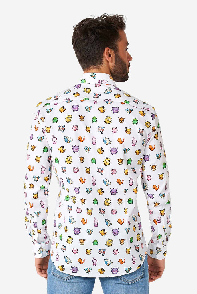 Man draagt ​​een wit overhemd met Pokemon -pictogrammen