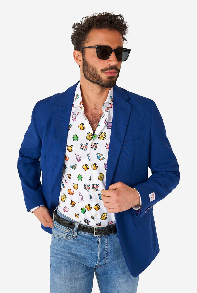 Man draagt ​​een wit overhemd met Pokemon -pictogrammen en blauwe blazer