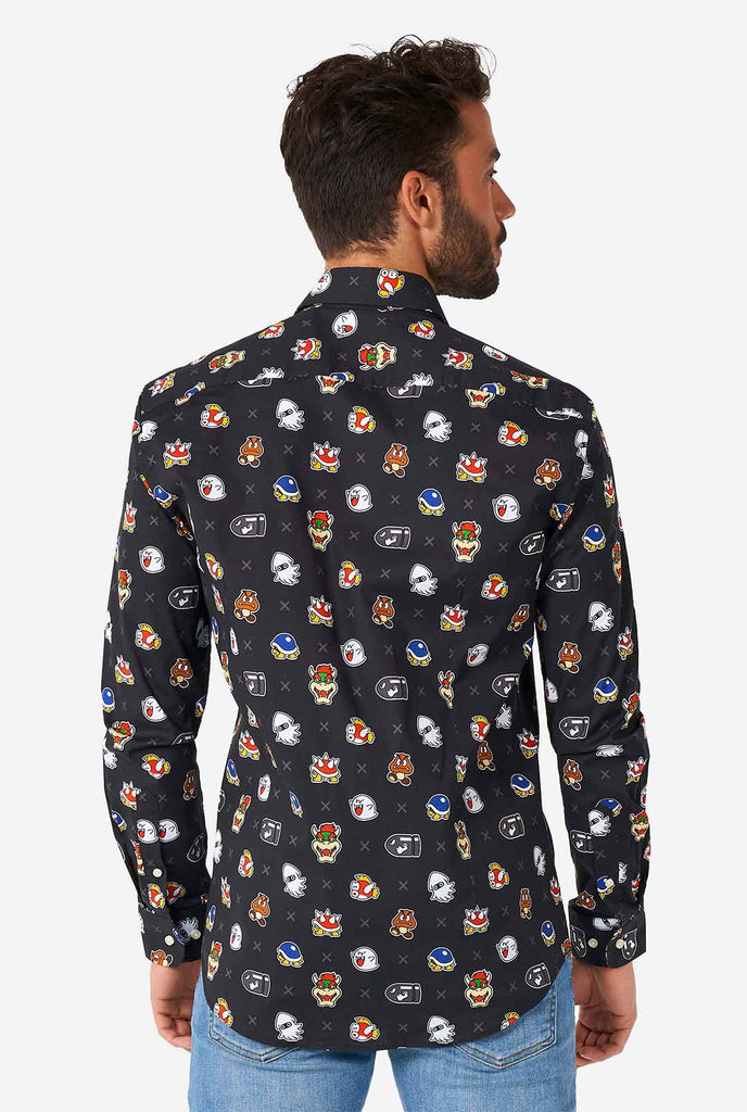 Man draagt ​​een zwart overhemd met Super Mario Bad Guys -iconen, bekijk vanaf de achterkant