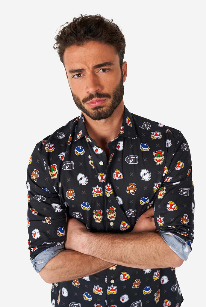Man draagt ​​een zwart overhemd met Super Mario Bad Guys -iconen