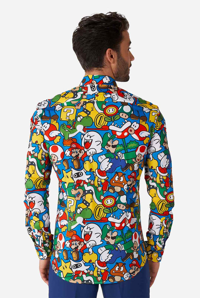 Man draagt ​​overhemd met super mario -pictogrammen afdrukken, bekijk vanaf de achterkant