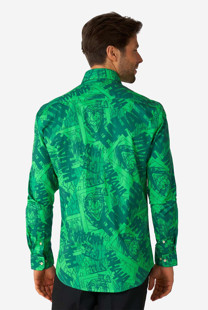 Man draagt ​​een groen overhemd met de Joker -print, bekijk vanaf de achterkant