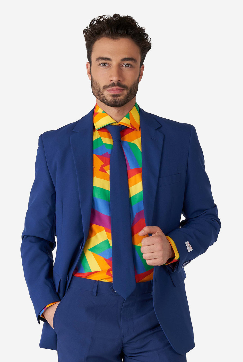 Man draagt ​​kleurrijk Rainbow Pride -overhemd