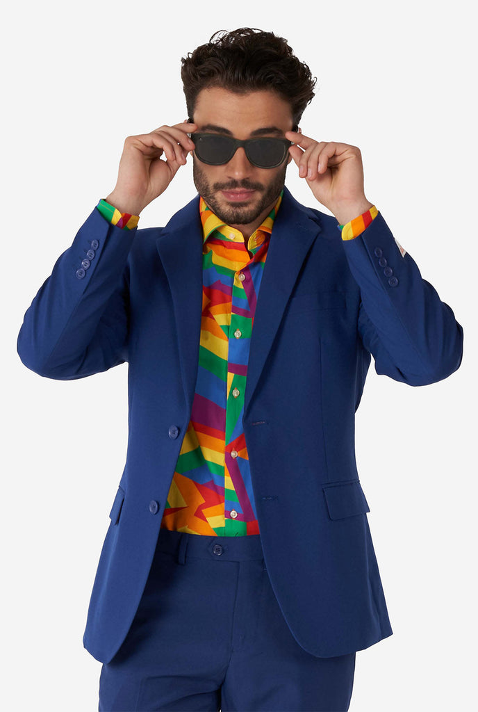 Man draagt ​​kleurrijk Rainbow Pride -overhemd en blauwe herenpak