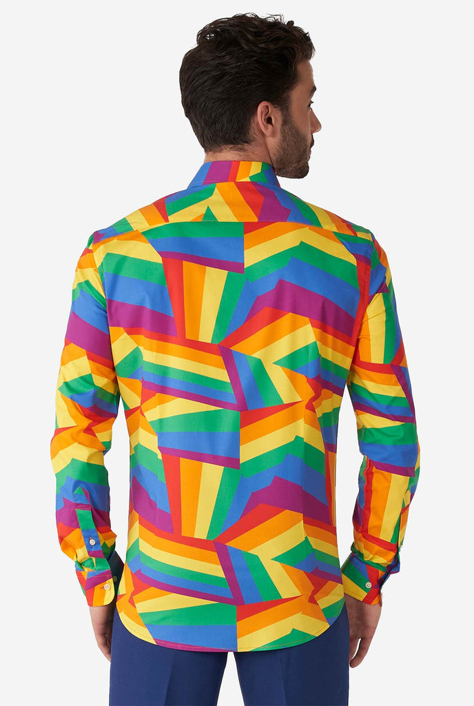 Man draagt ​​kleurrijk Rainbow Pride -overhemd, bekijk vanaf de achterkant