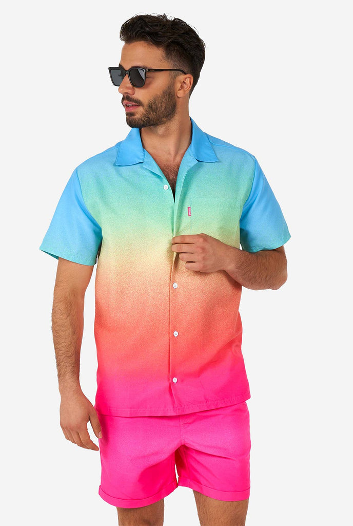 Man draagt ​​een kleurrijke zomerse shorts en shirt