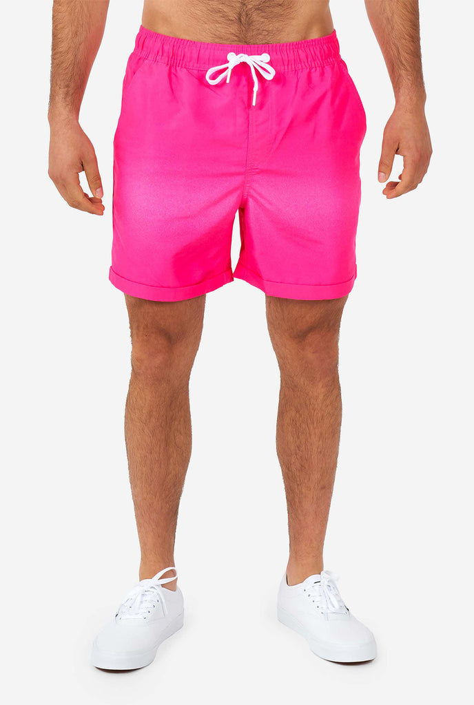 Man met roze zomers shorts
