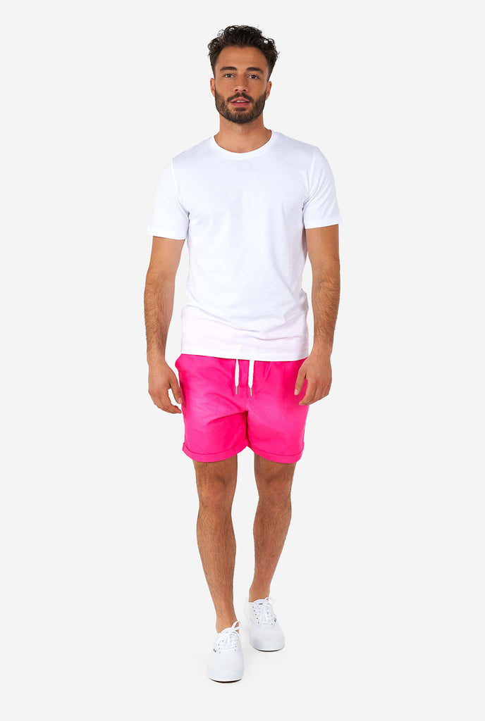 Man draagt ​​een kleurrijke zomerse shorts en een wit shirt