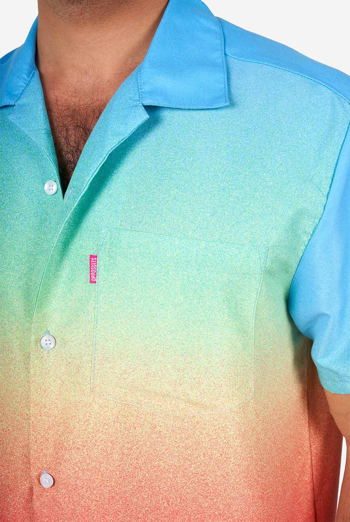 Man draagt ​​een kleurrijk zomerhemd, close-up