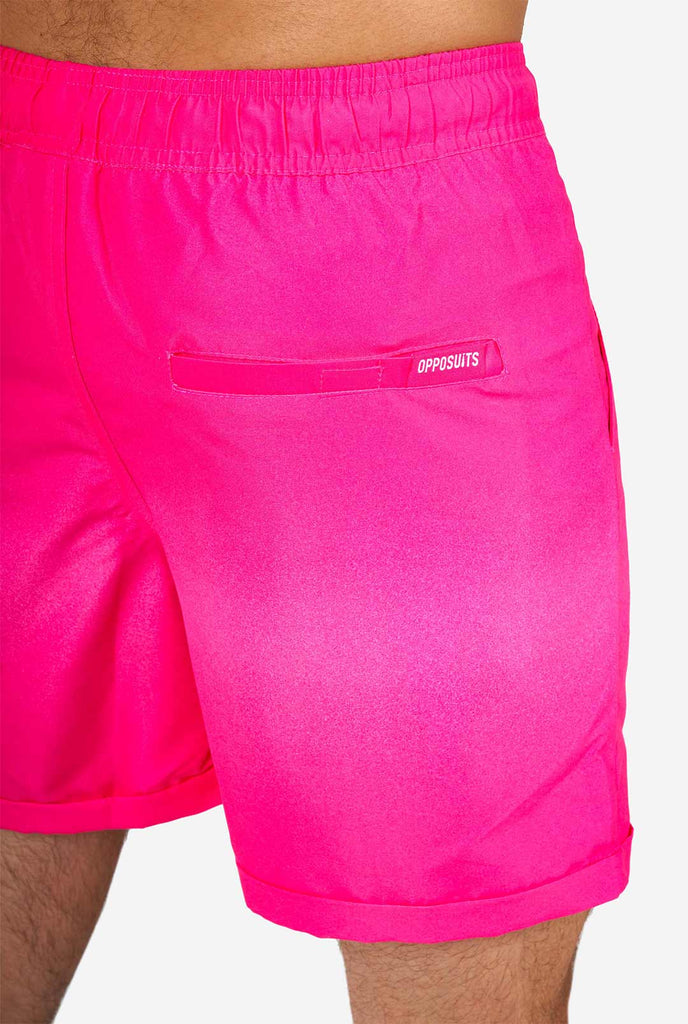 Man met roze zomers shorts, close-up