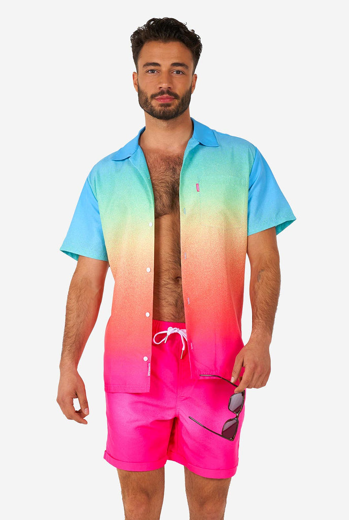 Man draagt ​​een kleurrijke zomerse shorts en shirt