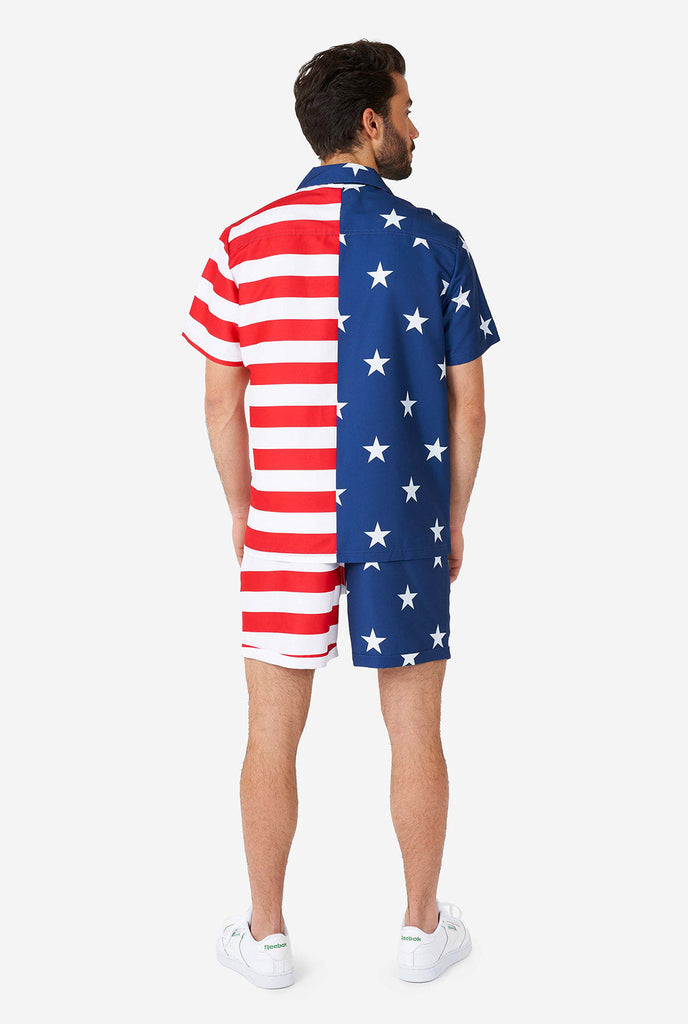 Man draagt ​​zomeroutfit, bestaande uit shirt en shorts, met de Amerikaanse vlaggenprint, uitzicht vanaf de achterkant