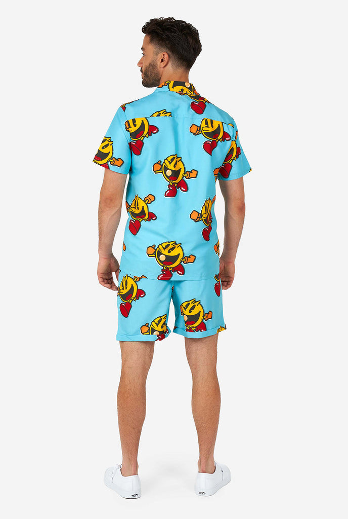 Man draagt ​​een blauwe zomerse shorts en shirt, met pac-man print, bekijk vanaf de achterkant