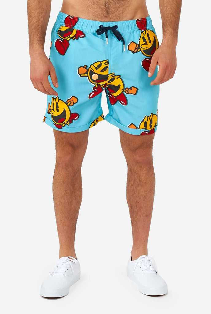 Man draagt ​​een blauwe zomers shorts met pac-man print