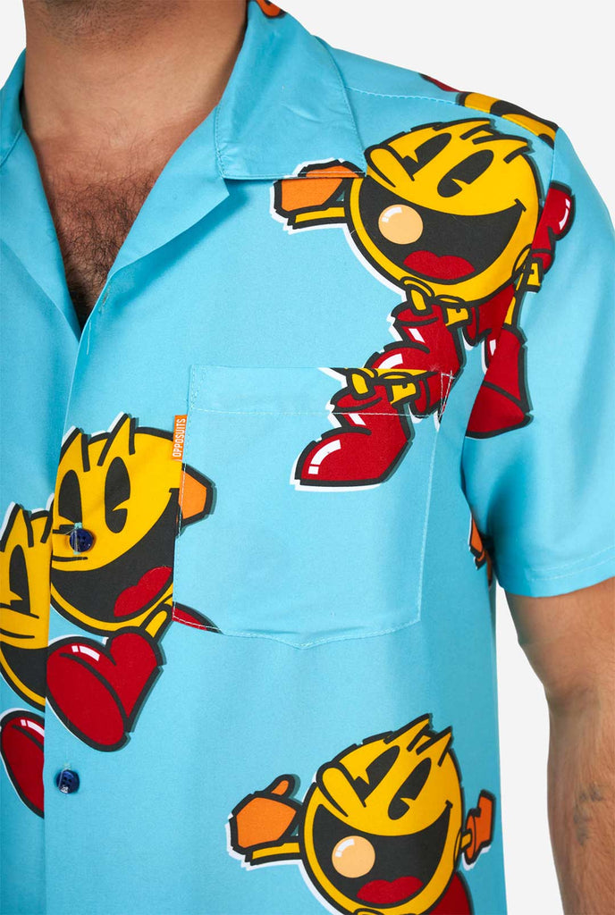 Man draagt ​​een blauw zomerhemd, met pac-man print, close-up