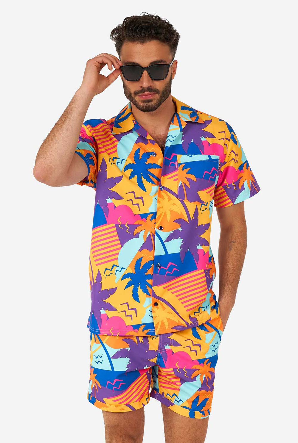 Man draagt ​​een kleurrijke zomerse shorts en shirt
