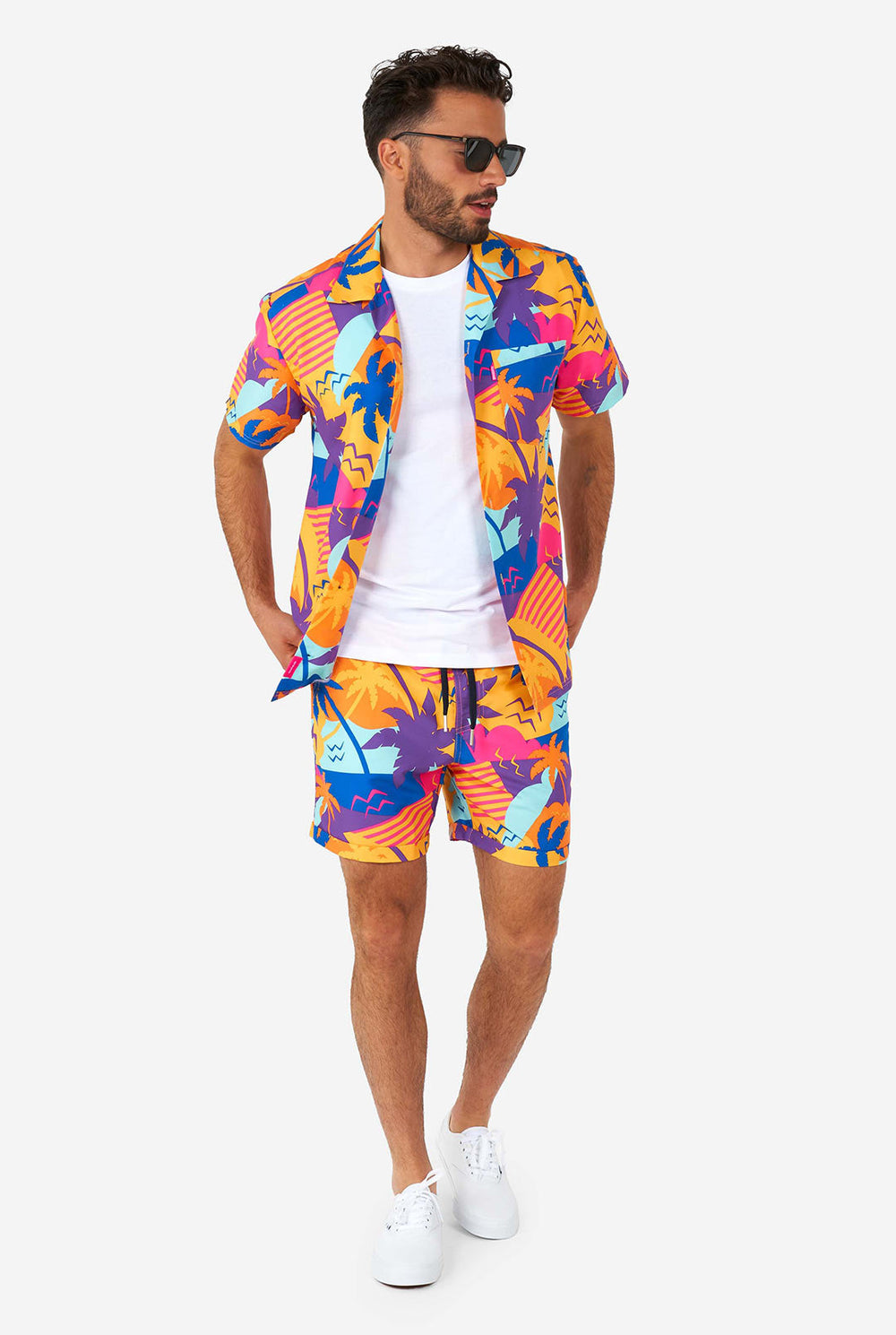 Man draagt ​​een kleurrijke zomerse shorts en shirt