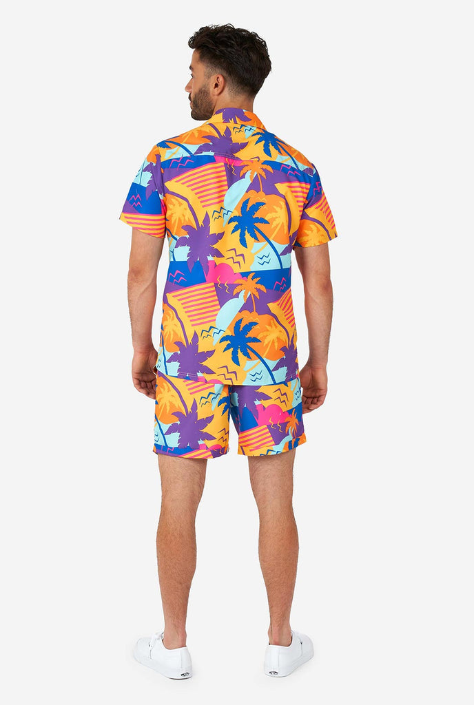 Man draagt ​​een kleurrijke zomerse shorts en shirt, bekijk vanaf de achterkant