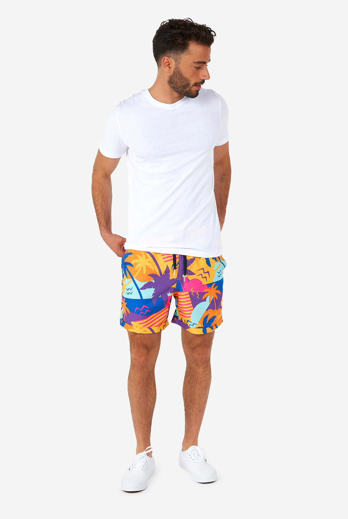 Man draagt ​​een kleurrijke zomerse shorts en shirt