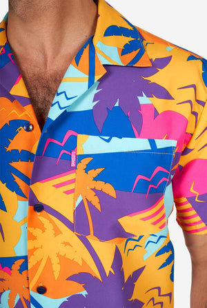 Man draagt ​​een kleurrijk zomerhemd, close-up