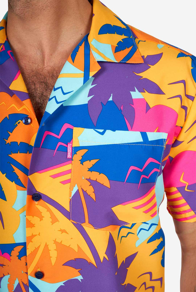 Man draagt ​​een kleurrijk zomerhemd, close-up